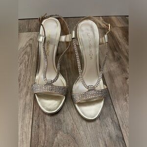 EUC Women’s Caparros Heels. Size 8.
